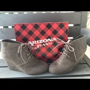 Sz 9 Arizona Lacie Wedge Ankle Boot color-Mushroom